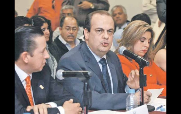 Alonso Godoy (centro) sobrevive a las pruebas de que recibió un pago de casi 10 millones de pesos como sobresueldo.  /