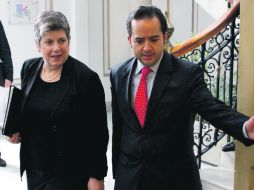 La secretaria de Seguridad Interna de EU, Janet Napolitano, y Alejandro Poiré, previo a la conferencia de prensa. AP  /