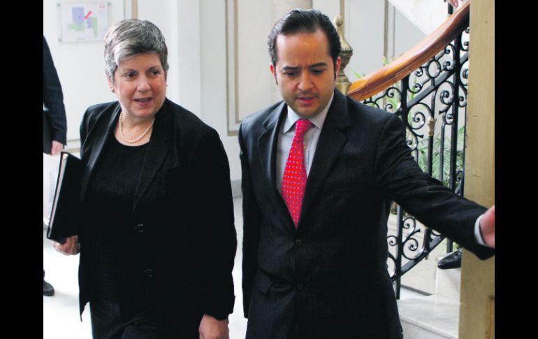 La secretaria de Seguridad Interna de EU, Janet Napolitano, y Alejandro Poiré, previo a la conferencia de prensa. AP  /