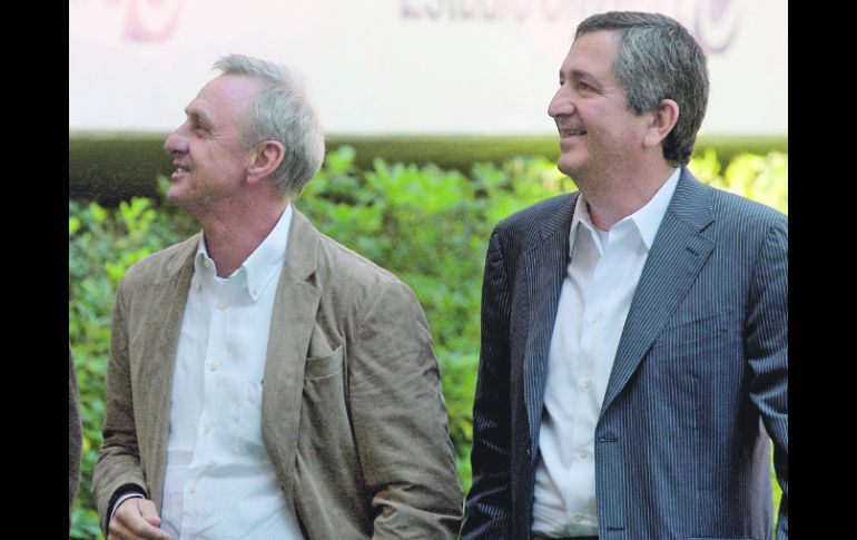 Johan Cruyff (i) se reunió con Vergara para empezar a hacer algunas modificaciones en el redil. AFP  /