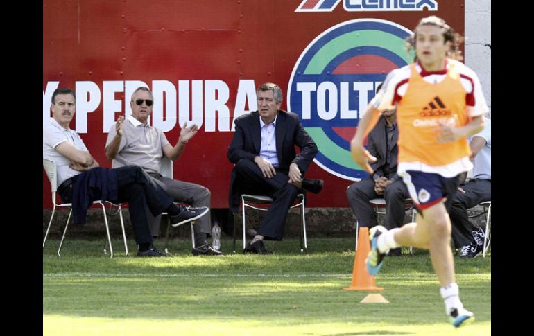 Jorge Vergara charla con Johan Cryuff, Ortega y demás acompañantes. MEXSPORT  /