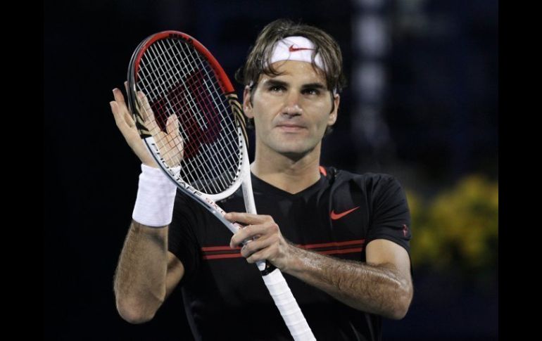 El suizo saluda luego de ganar su encuentro con Michael Llodra en el torneo de Dubái. REUTERS  /