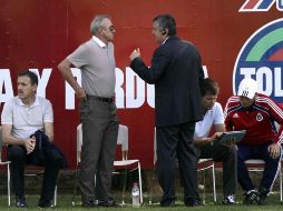 Johan Cruyff y Jorge Vergara hablan durante el entrenamiento del Guadalajara. MEXSPORT  /