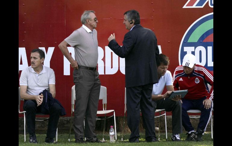 Johan Cruyff y Jorge Vergara hablan durante el entrenamiento del Guadalajara. MEXSPORT  /