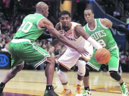 Ray Allen (20) bloquea el paso de Kyrie Irving, ante la mirada de su compañero Rajon Rondo. AP  /