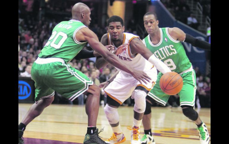 Ray Allen (20) bloquea el paso de Kyrie Irving, ante la mirada de su compañero Rajon Rondo. AP  /