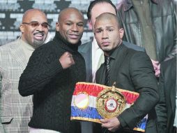 Floyd Mayweather Jr. y Miguel Ángel Cotto se encontraron por segunda ocasión,  ahora fue durante una rueda de prensa. AFP  /