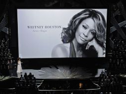 Imagen en memoria de Whitney Houston durante los Premios de la Academia 84. AP  /