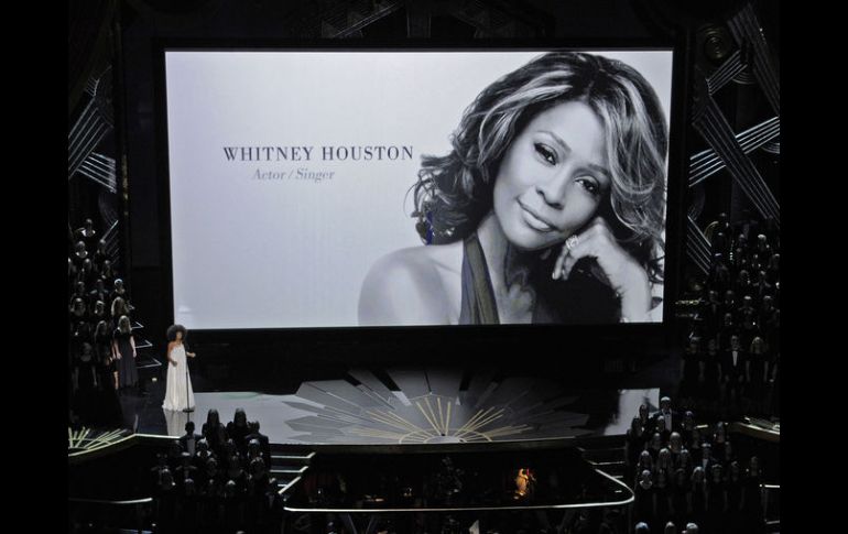 Imagen en memoria de Whitney Houston durante los Premios de la Academia 84. AP  /