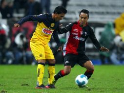 Juan Carlos Medina, mediocampista del América y Francisco Torres del Atlas en la semana seis del Clausura 2012. MEXSPORT  /