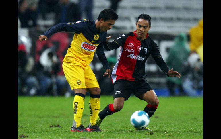 Juan Carlos Medina, mediocampista del América y Francisco Torres del Atlas en la semana seis del Clausura 2012. MEXSPORT  /