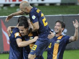 Alex Brosque (2 izq) celebra con sus compañeros tras marcar un gol a Arabia Saudita durante un partido de la fase clasificatoria. EFE  /