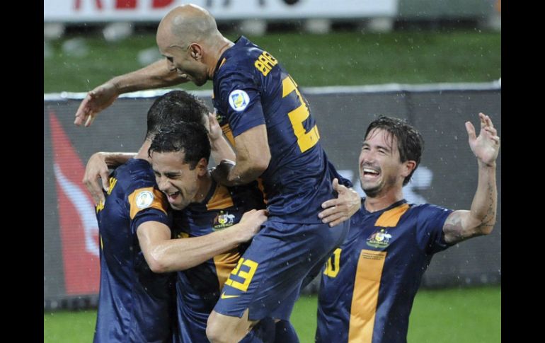 Alex Brosque (2 izq) celebra con sus compañeros tras marcar un gol a Arabia Saudita durante un partido de la fase clasificatoria. EFE  /