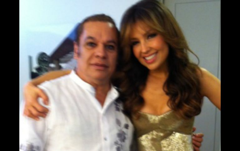 Thalía y Juan Gabriel rindieron homenaje al comediante. IMAGEN TOMADA DE TWITTER @thalia  /