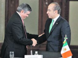 Leonardo Valdés, presidente del IFE (izq.), saluda al Presidente, Felipe Calderón. NTX  /