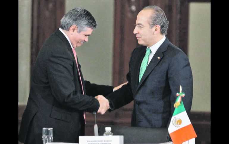 Leonardo Valdés, presidente del IFE (izq.), saluda al Presidente, Felipe Calderón. NTX  /