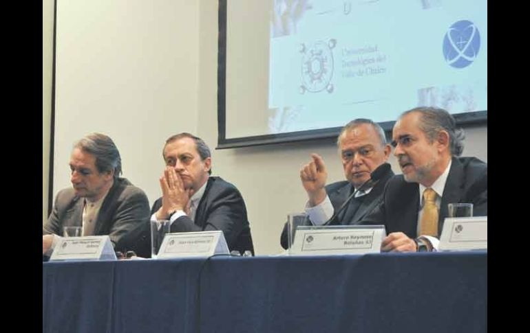 Alberto Ruy Sánchez,  Juan Manuel Gómez, Juan Luis Orozco y Arturo Reinoso Bolaños, durante el evento. CORTESÍA ITESO  /