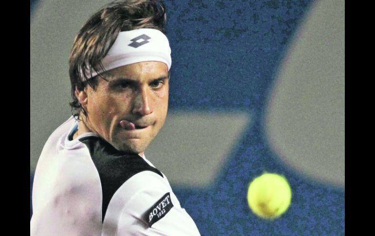 El tenista español y actual campeón del certamen, David Ferrer, regresa un servicio durante el partido. EL UNIVERSAL  /