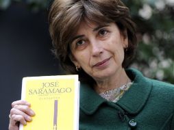 Pilar del Río, la viuda de Saramago, sostiene un ejemplar de la novela que tardó casi 60 años en publicarse. AFP  /