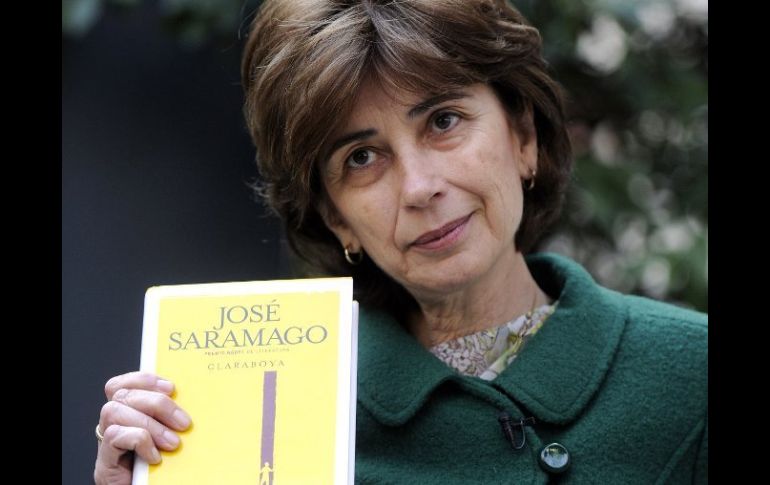 Pilar del Río, la viuda de Saramago, sostiene un ejemplar de la novela que tardó casi 60 años en publicarse. AFP  /