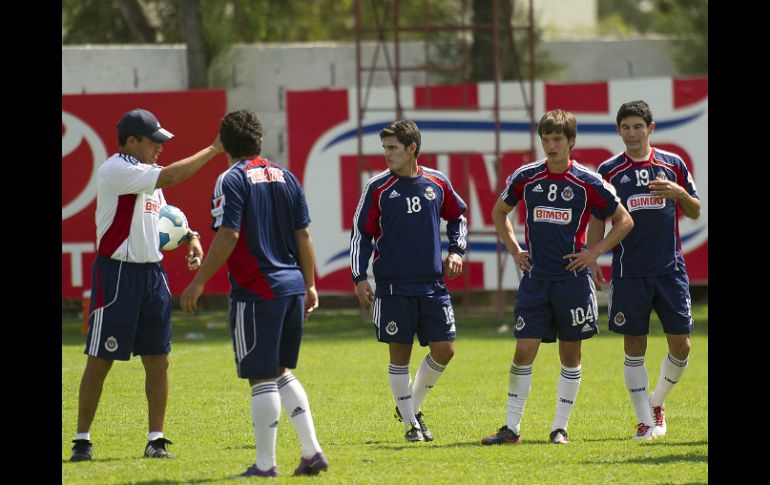 Los rojiblancos, bajo las órdenes de Ignacio Ambriz,  entrenaron en la cancha dos de Verde Valle. ARCHIVO  /