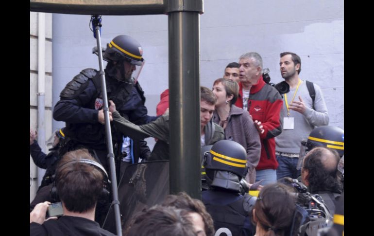 La Policía francesa interviene contra un manifestante que participa en la protesta contra el presidente francés. EFE  /