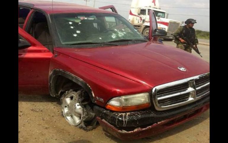 Una de las camionetas que quedaron abandonadas tras el enfrentamiento en Tamaulipas. EFE  /