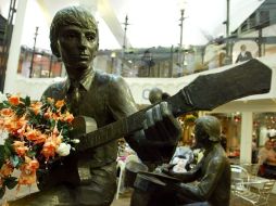 Estatua de George Harrison afuera de The Cavern en Liverpool. ARCHIVO  /