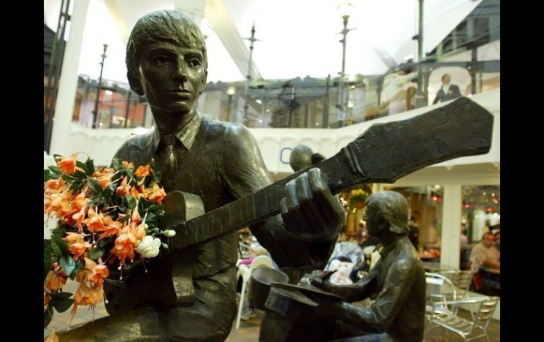 Estatua de George Harrison afuera de The Cavern en Liverpool. ARCHIVO  /