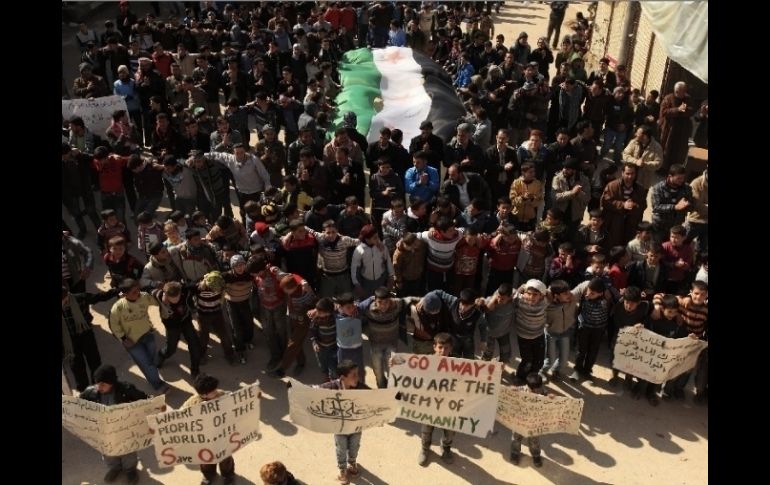 Durante el viernes, miles de sirios y habitantes de países vecinos se manifiestan contra el líder sirio Bashar al-Assad. REUTERS  /