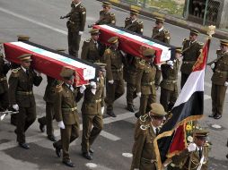 Unos policías sirios durante el funeral de unos compañeros suyos en Damasco. EFE  /