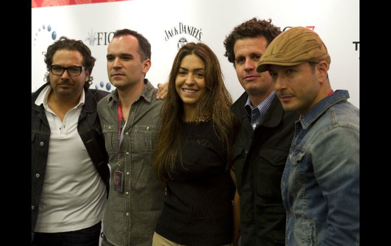 Productores y parte del elenco de la película ''Ventanas al Mar'' en su encuentro con la prensa asistente al Festival.  /