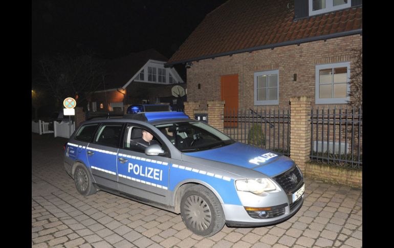 Un coche de policía patrulla junto a la vivienda del expresidente alemán Christian Wulff. EFE  /