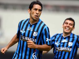 Sergio Ponce (centro) de Querétaro, durante el juego de la semana 8 del Clausura 2012. MEXSPORT  /