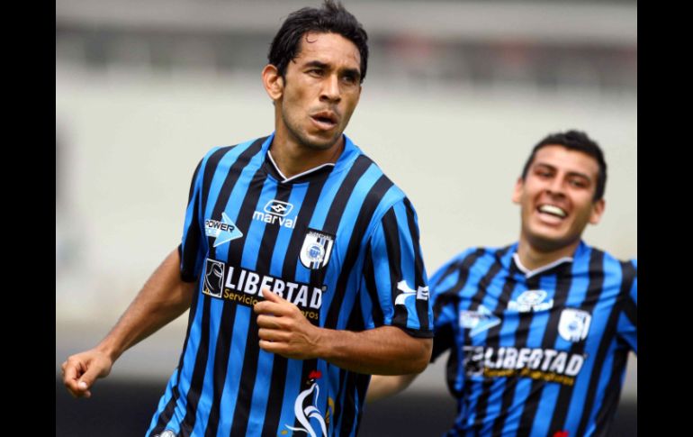 Sergio Ponce (centro) de Querétaro, durante el juego de la semana 8 del Clausura 2012. MEXSPORT  /