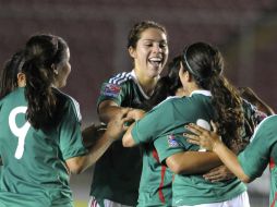 Las jugadoras de México celebran la anotación de un gol durante el partido ante la selección de Jamaica. EFE  /