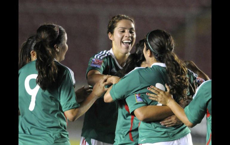 Las jugadoras de México celebran la anotación de un gol durante el partido ante la selección de Jamaica. EFE  /