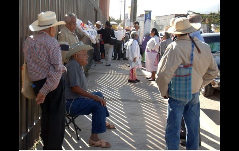 Ex braceros exigen les sean devueltos sus ahorros. ARCHIVO  /