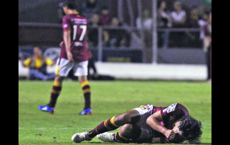 Mario Pérez yace en el césped, tras sufrir una falta de un jugador del Tijuana, anoche en el Estadio Tres de Marzo de la UAG. MEXSPORT  /