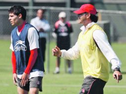 Juan Carlos “La Pájara” Chávez (derecha) da indicaciones a sus jugadores durante el entrenamiento en Colomos. MEXSPORT  /