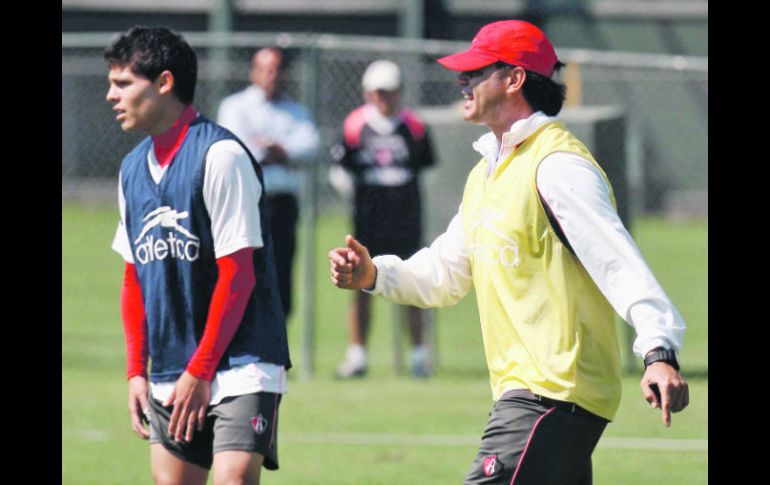 Juan Carlos “La Pájara” Chávez (derecha) da indicaciones a sus jugadores durante el entrenamiento en Colomos. MEXSPORT  /