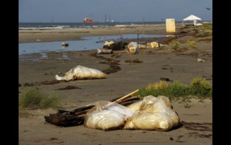 Foto tomada en julio de 2010, en ella se observa la contaminación de las costas tras el derrame de crudo en el Golfo de México. ARCHIVO  /