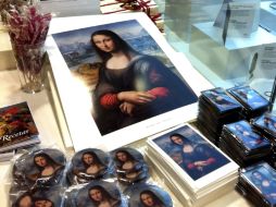 Souvenirs sobre la Gioconda del Museo del Prado, delante de la que miles de personas se arremolinan todos los días. EFE  /