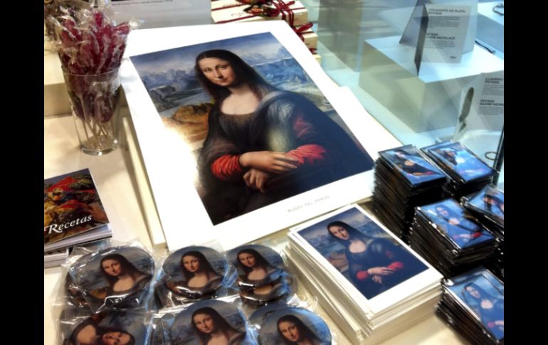 Souvenirs sobre la Gioconda del Museo del Prado, delante de la que miles de personas se arremolinan todos los días. EFE  /