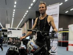 El líder del grupo de rock Ginger ninjas, Kipchoge Spencer, posa con su bicicleta. EFE  /