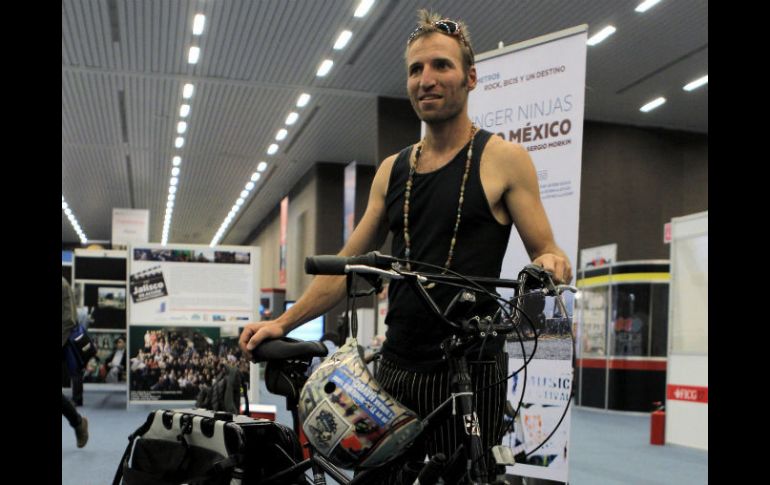 El líder del grupo de rock Ginger ninjas, Kipchoge Spencer, posa con su bicicleta. EFE  /