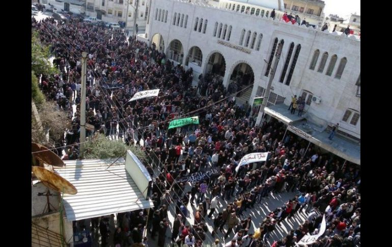 Manifestantes en Deraa contra el régimen sirio hace casi un año. EFE  /