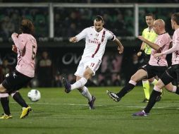 Zlatan Ibrahimovic (centro) dispara para anotar uno de sus tres goles en el partido ante Palermo. REUTERS  /