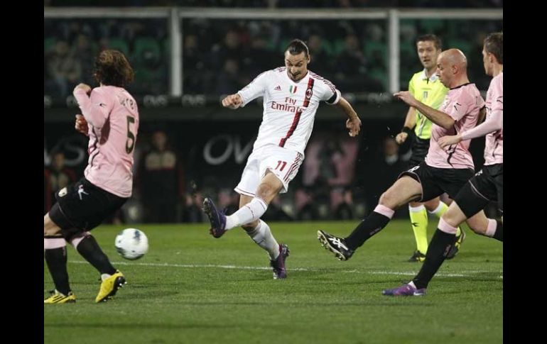 Zlatan Ibrahimovic (centro) dispara para anotar uno de sus tres goles en el partido ante Palermo. REUTERS  /