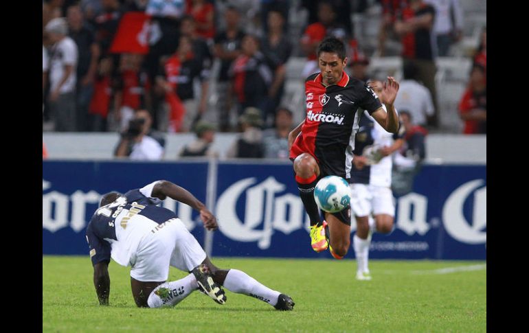 Sergio Santana conduce un balón tratando de burlar a la zaga de Pachuca, durante el partido de anoche en el Estadio Jalisco.  /